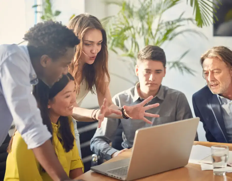 Une collaboratrice dispense une formation interne à ses collègues